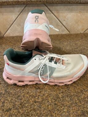 Lightweight Women's Running Shoes in Pink, White & Green - On
